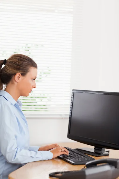 Woman typing and looking to screen — Stock Photo, Image