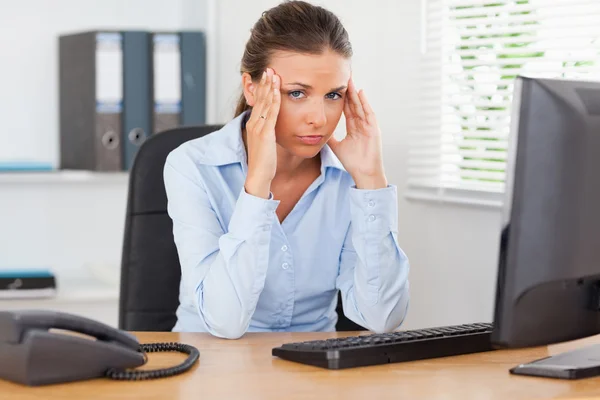 Стрессовая женщина смотрит в камеру в офисе — стоковое фото