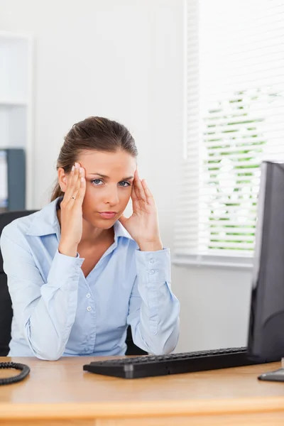 Mulher estressada está tendo uma dor de cabeça — Fotografia de Stock