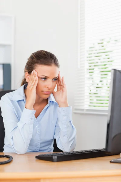 Стрессовая деловая женщина ищет экран — стоковое фото