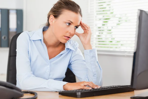 Femme frustrée qui cherche à écran de PC — Photo