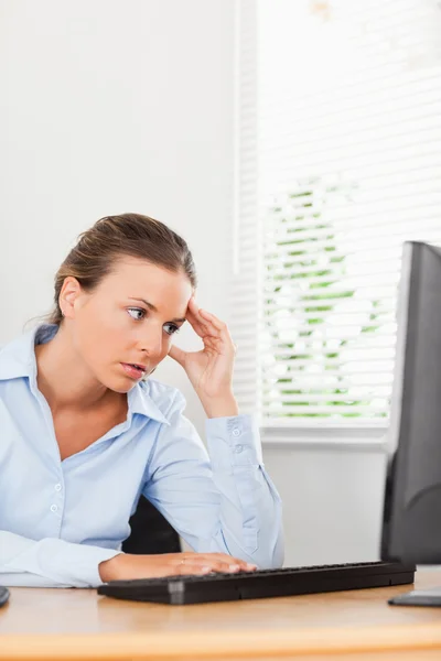 Femme à la recherche frustrée dans un bureau — Photo