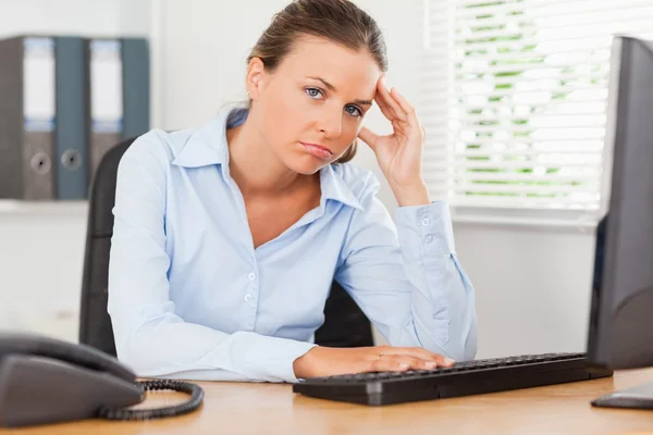 Triste mujer de negocios en una oficina — Foto de Stock