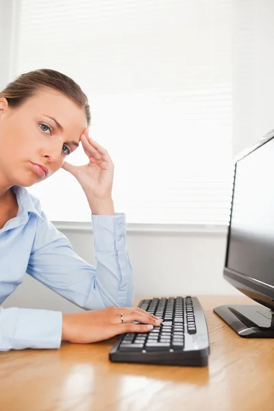 Ledsen affärskvinna sitter på ett kontor — Stockfoto