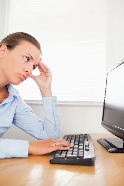 Ledsen affärskvinna ser att skärmen på hennes dator — Stockfoto