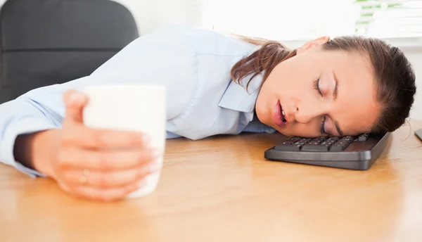 Affärskvinna som sover i office — Stockfoto