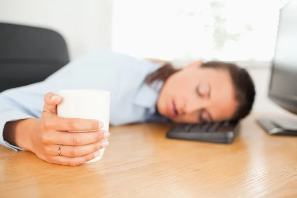 Sova affärskvinna med kaffe i office — Stockfoto
