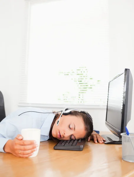 Titkár fejhallgatóval alszik, hivatalban — Stock Fotó
