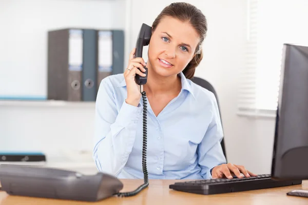 Llamando a la mujer de negocios en el cargo —  Fotos de Stock