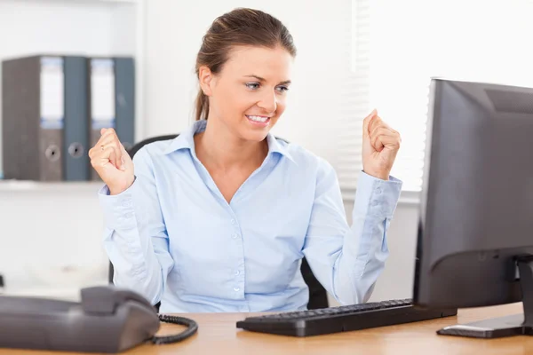 Happy businesswoman in an office — Stock Photo, Image