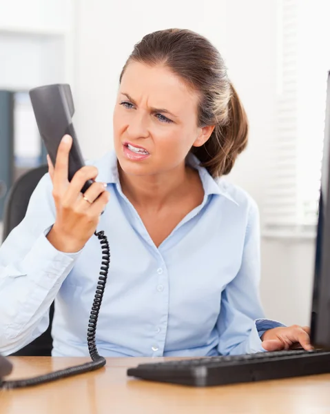 Раздражённая деловая женщина в офисе — стоковое фото