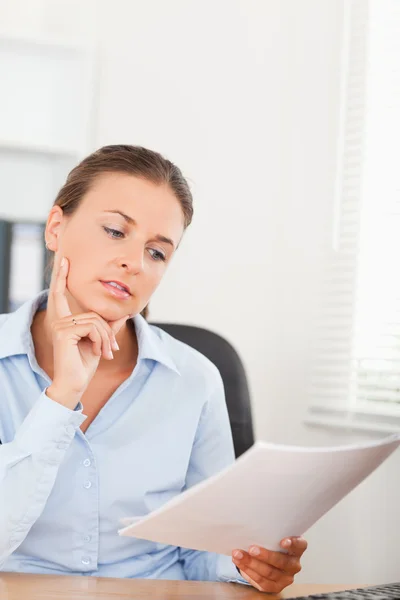 Portrait of a gorgeous businesswoman concentrating on a paper — Stock Photo, Image