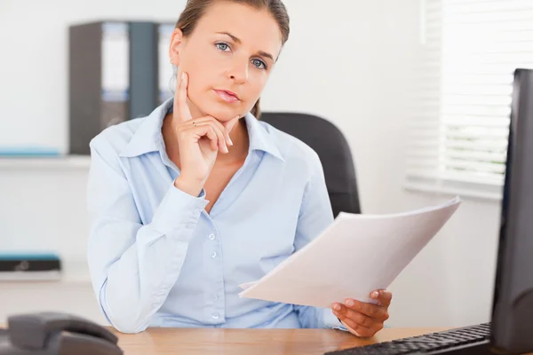 Businesswoman concentrating on a paper — Stock Photo, Image