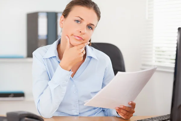 Businesswoman thinking about a strategy — Stock Photo, Image