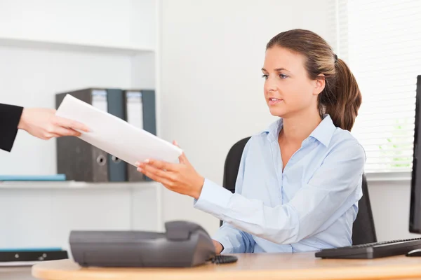 Mujer de negocios estresada recibiendo un montón de papel — Foto de Stock