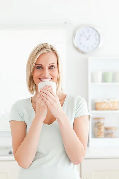 Kvinna som håller kopp kaffe — Stockfoto