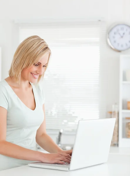 Sarışın kadın ile bir laptop — Stok fotoğraf