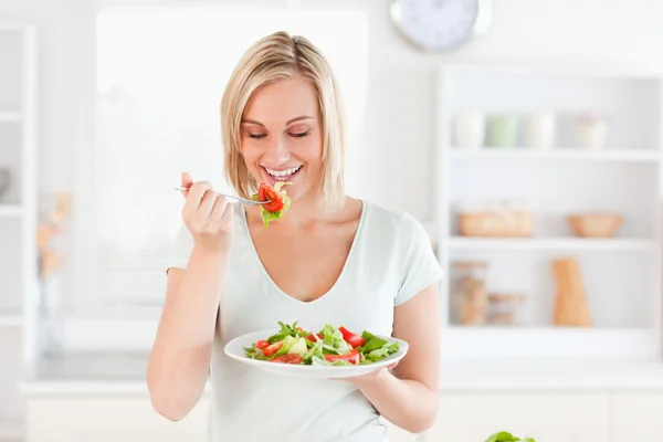 Wunderschöne Frau isst Salat — Stockfoto
