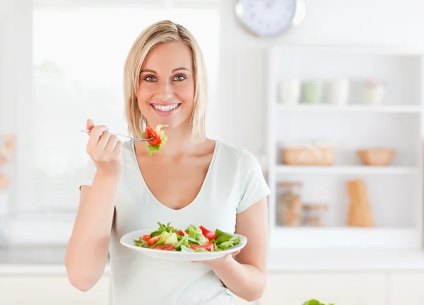 Крупный план великолепной женщины, кушающей салат — стоковое фото