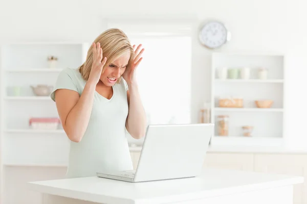 Naštvaná žena při pohledu na její laptop — Stock fotografie