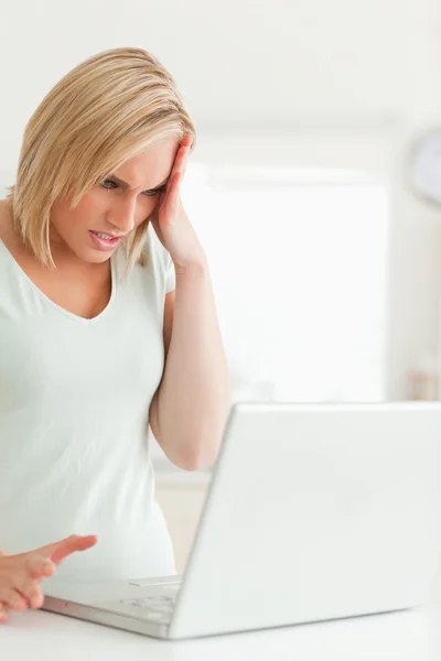 Woman looking at her laptop not knowing what to do — Stock Photo, Image