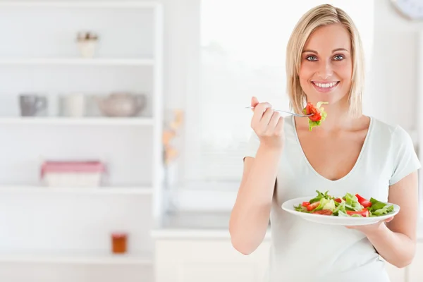 Nahaufnahme einer niedlichen Frau, die Salat isst — Stockfoto