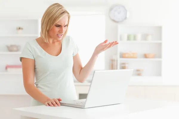 任意の手掛かりを何をすることがなくノート パソコンを見て動揺の女性 — ストック写真
