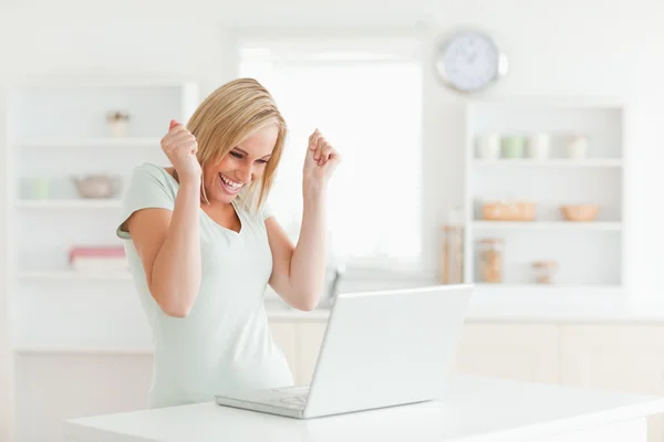 Skrattar charmig kvinna som tittar på laptop — Stockfoto