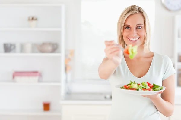 Nahaufnahme einer gut aussehenden Frau beim Salatessen — Stockfoto