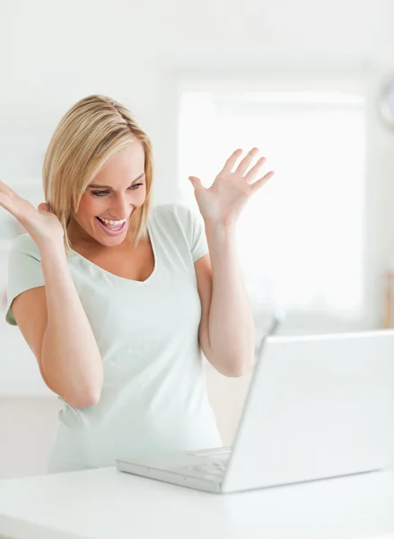 Směje se cahrming žena při pohledu na notebook — Stock fotografie