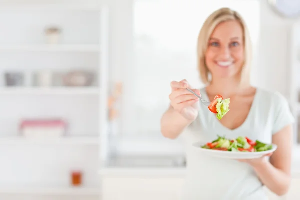 Frau bietet Salat an — Stockfoto