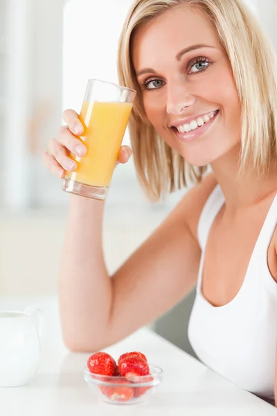 Mulher brinde com copo de suco de laranja — Fotografia de Stock