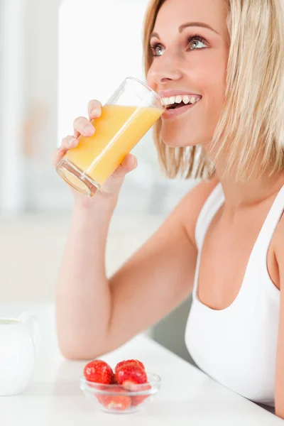 Kvinna dricka glas apelsinjuice — Stockfoto