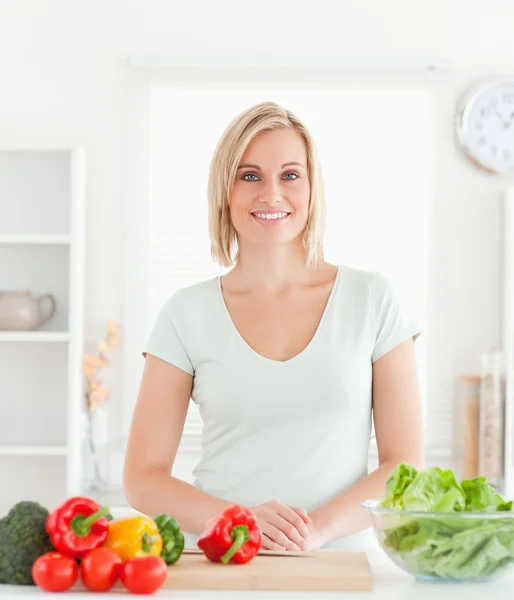 Young woman standing in kitchen — Stock Photo, Image