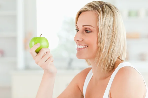 Jovem mulher olhando verde uma maçã — Fotografia de Stock