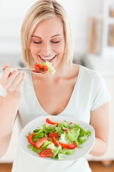 Mulher loira comendo salada — Fotografia de Stock