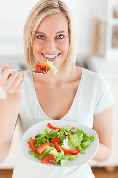 Mulher encantadora comendo salada — Fotografia de Stock