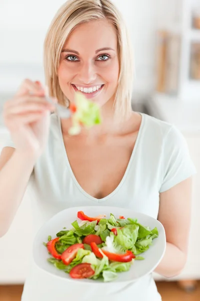 Charmante Frau bietet Salat an — Stockfoto