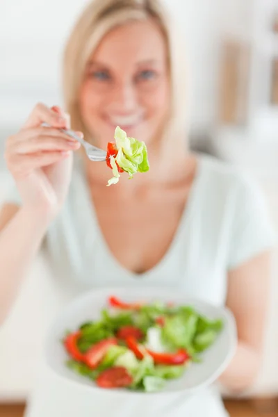 サラダを提供している女性の笑みを浮かべてください。 — ストック写真