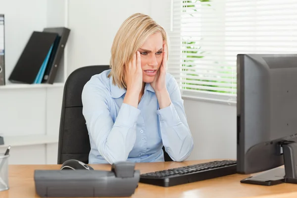 Απογοητευμένοι εργαζόμενη γυναίκα μπροστά από μια οθόνη — Φωτογραφία Αρχείου