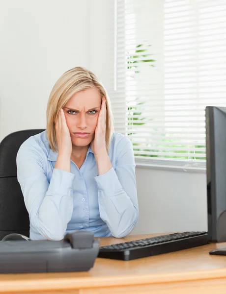Frustrerad arbetande kvinna tittar in i kameran — Stockfoto