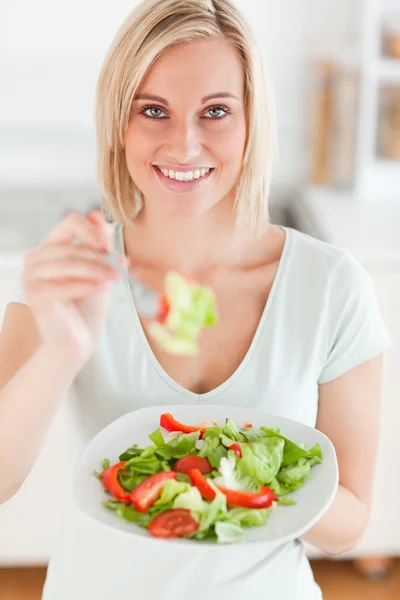 Nette Frau bietet Salat an — Stockfoto