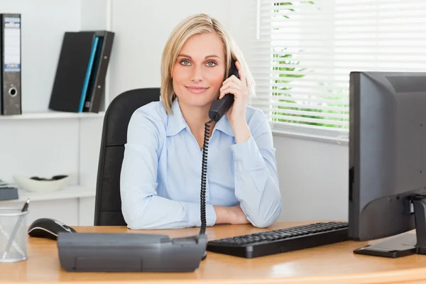 Leende affärskvinna på telefon — Stockfoto