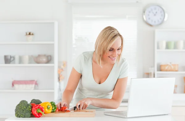 Kvinna söker ett recept på laptop — Stockfoto