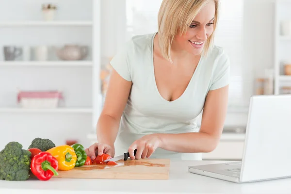 Närbild av en kvinna som letar efter ett recept på laptop — Stockfoto