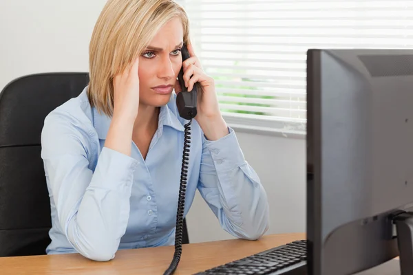 Blond affärskvinna på telefon tittar på skärmen samtidigt ha hea — Stockfoto