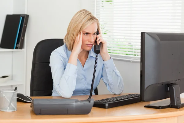 Charmiga affärskvinna på telefon tittar på skärmen samtidigt ha — Stockfoto