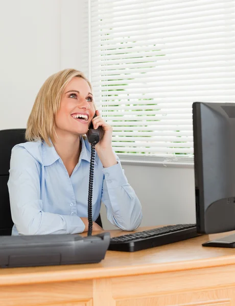 Gut aussehende Geschäftsfrau am Telefon blickt an die Decke — Stockfoto