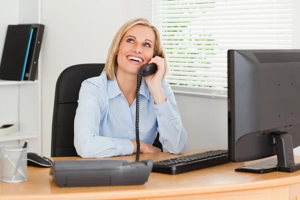 Fröhliche Geschäftsfrau am Telefon mit Blick an die Decke — Stockfoto