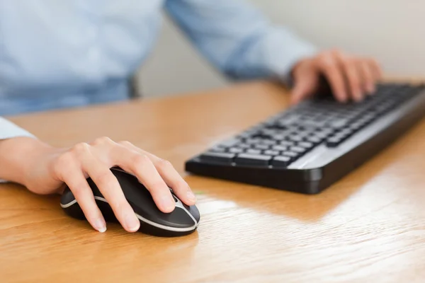 Vrouw met handen op muis en toetsenbord — Stockfoto